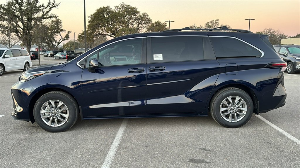 New 2026 Toyota Sienna LE image 4