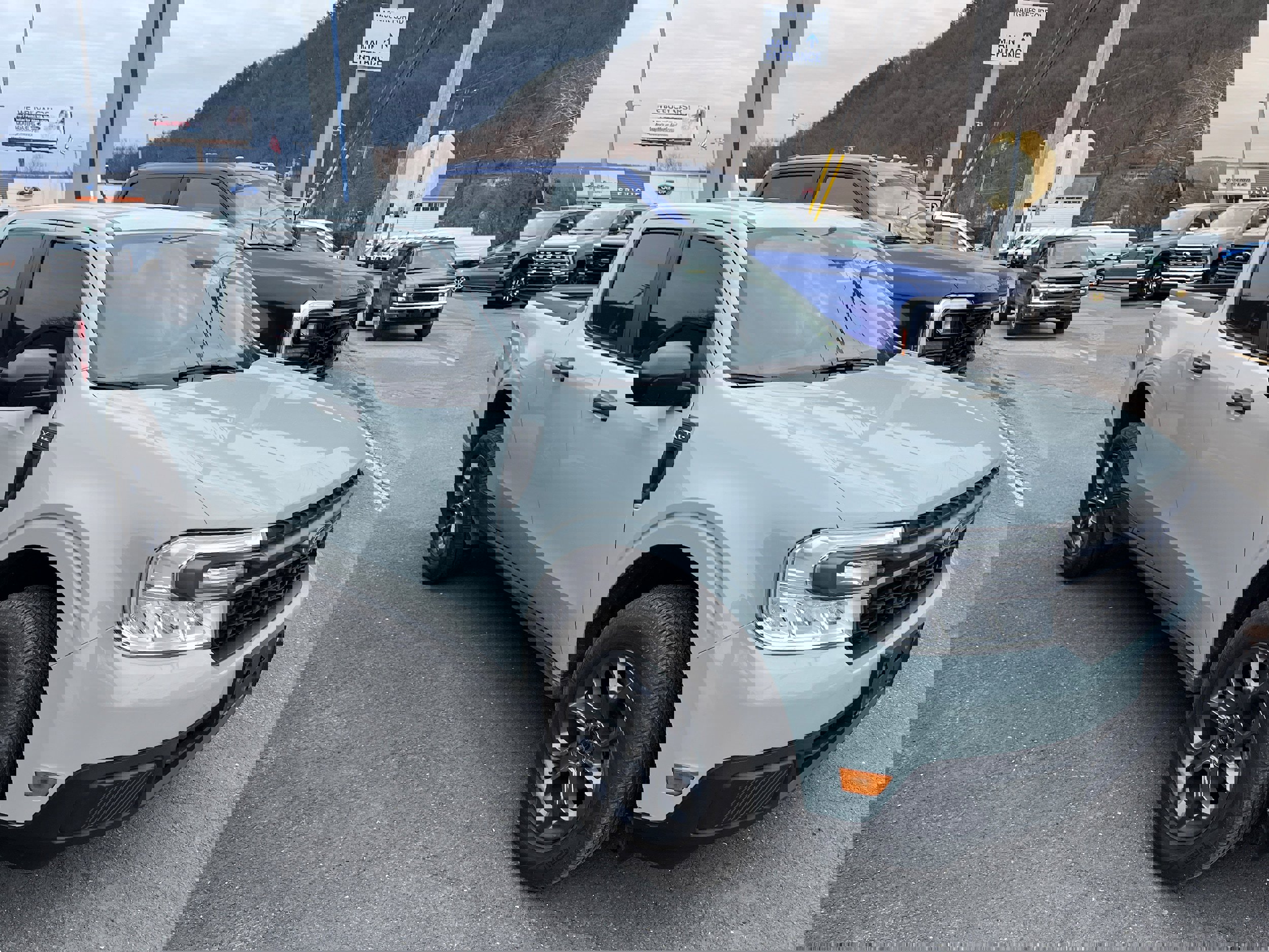 Certified 2022 Ford Maverick XLT image 3