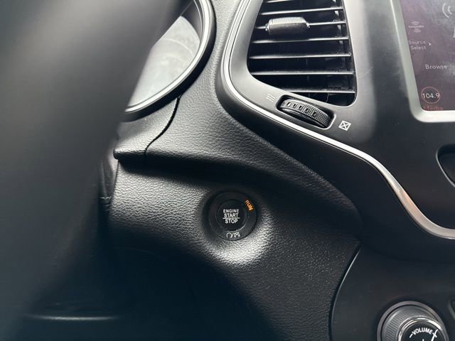 Used 2023 Jeep Cherokee Altitude Lux image 32