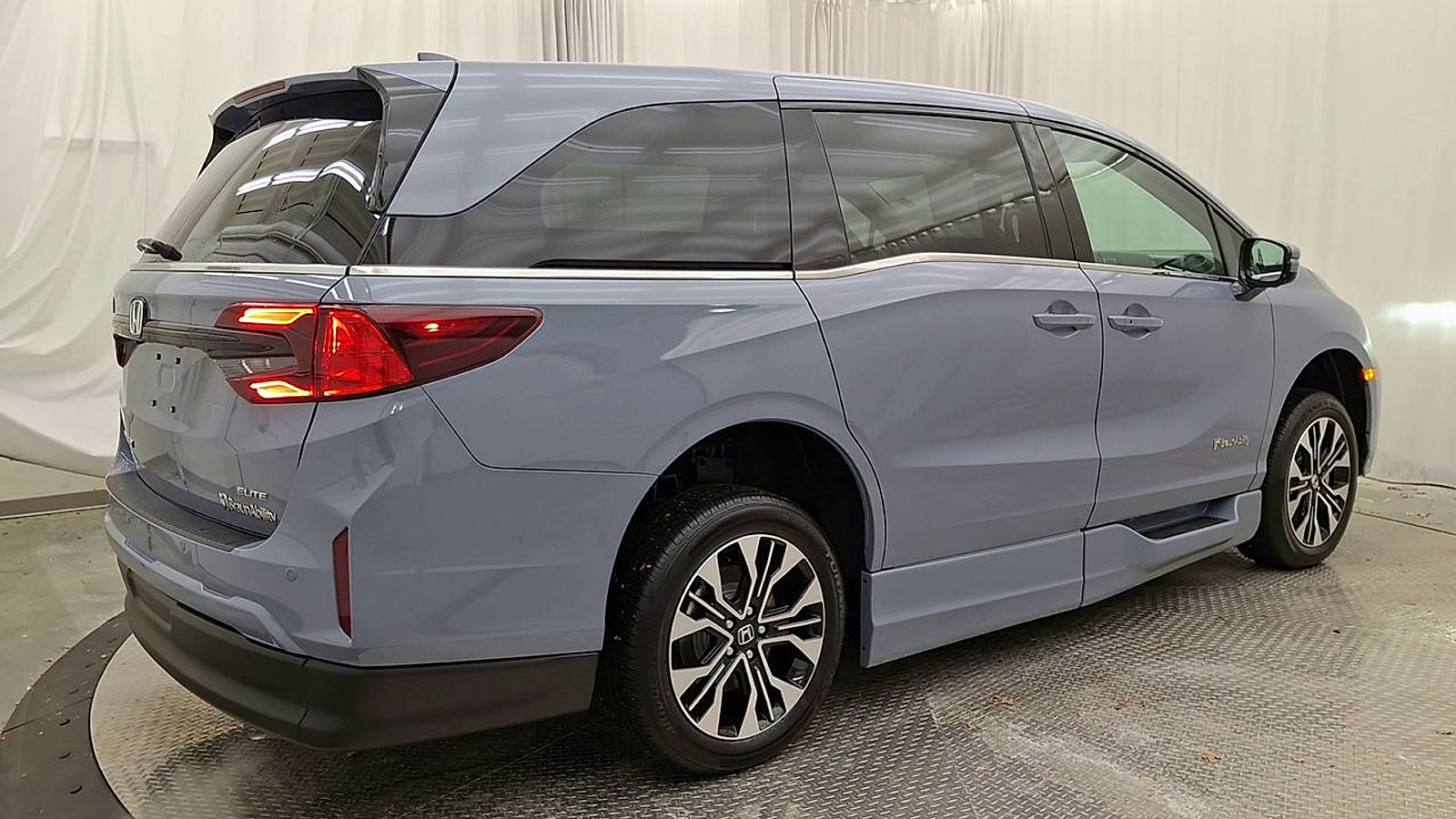 Used 2026 Honda Odyssey Elite image 3