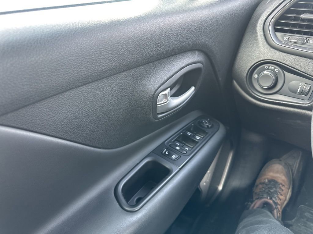 Used 2023 Jeep Renegade Latitude image 19