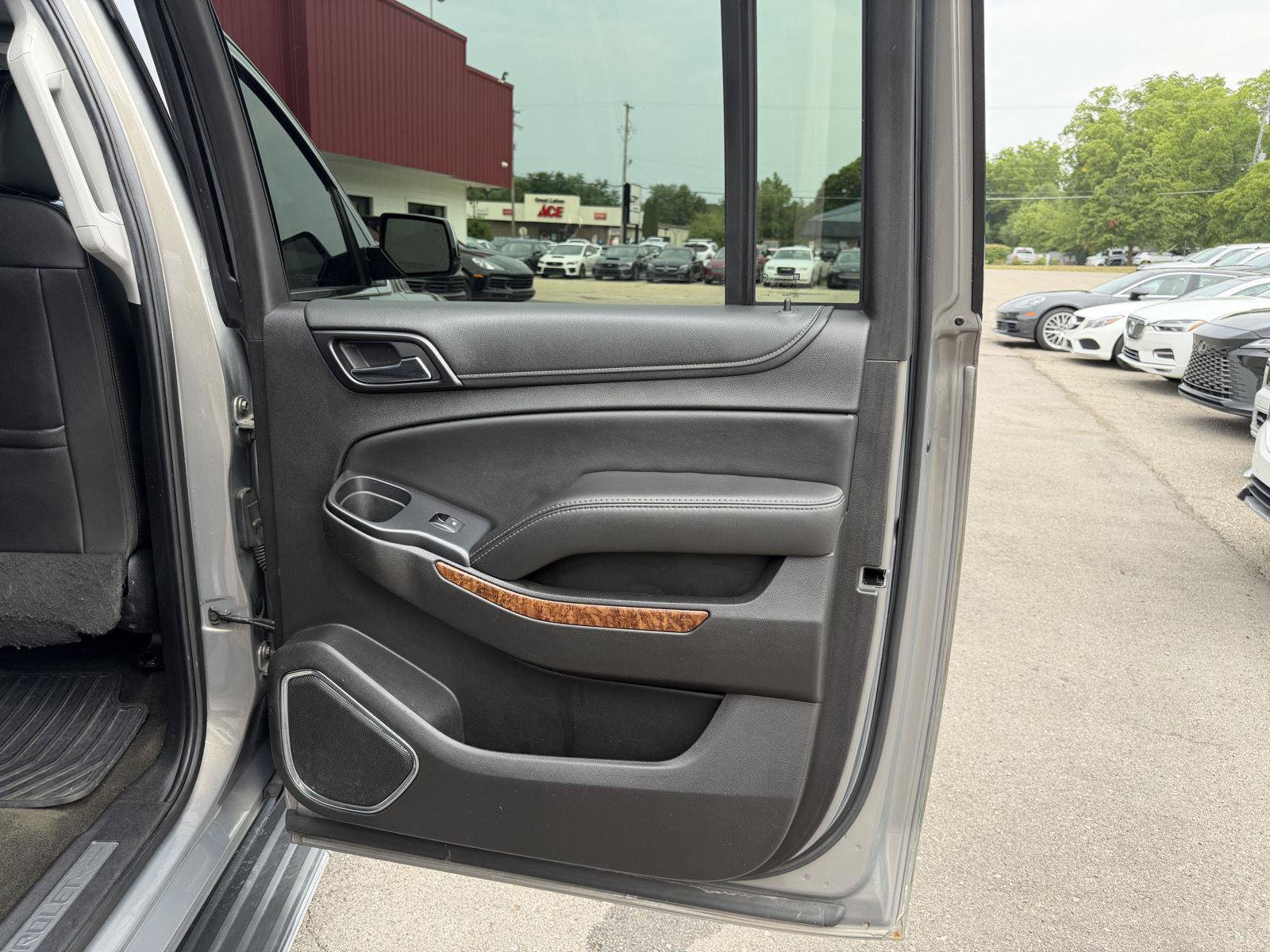 Used 2017 Chevrolet Suburban Premier AWD/4WD image 29