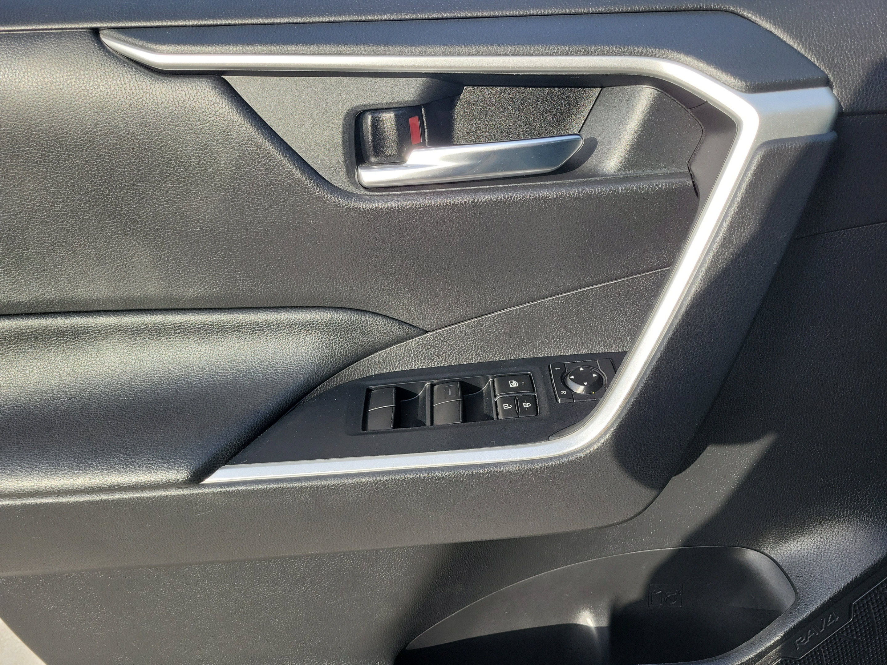 Used 2020 Toyota RAV4 XLE w/ Convenience Package FWD image 13