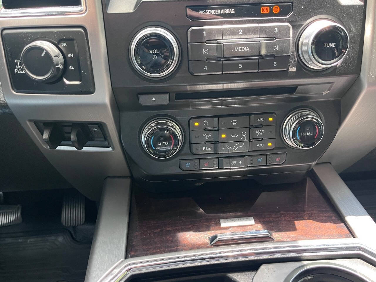 Used 2017 Ford F250 Platinum w/ Platinum Ultimate Package AWD/4WD image 37