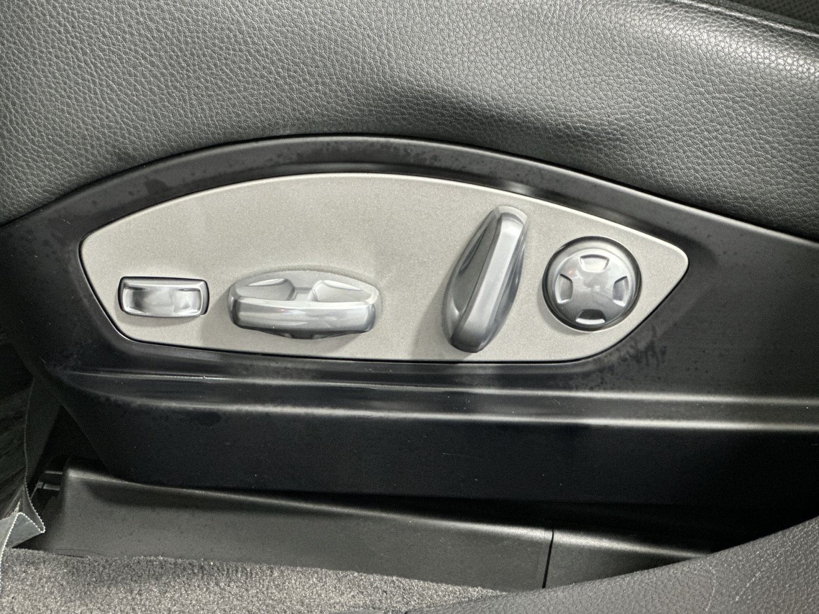 Used 2016 Porsche Panamera RWD image 14