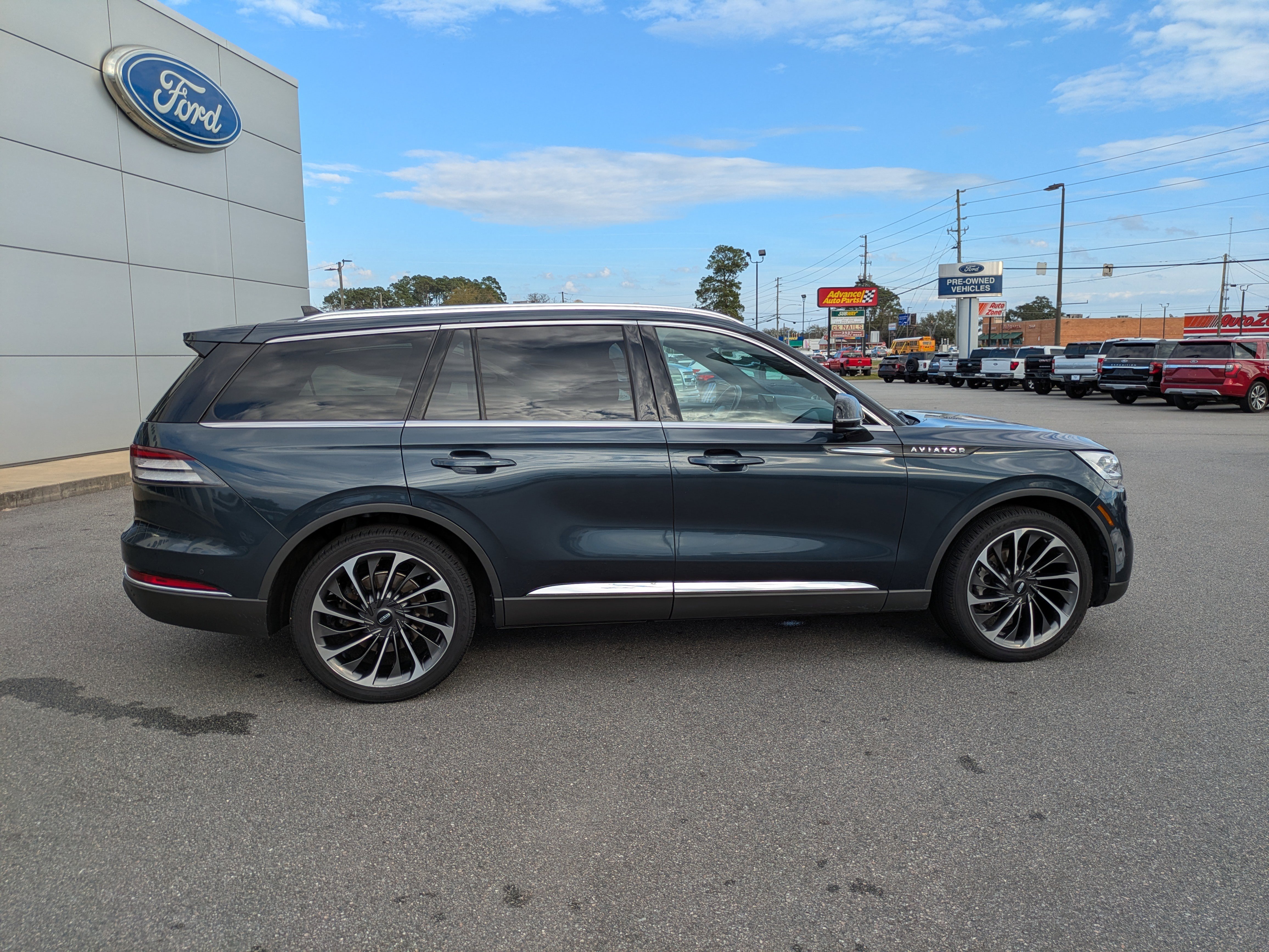 Used 2022 Lincoln Aviator Reserve w/ Equipment Group 201A image 3
