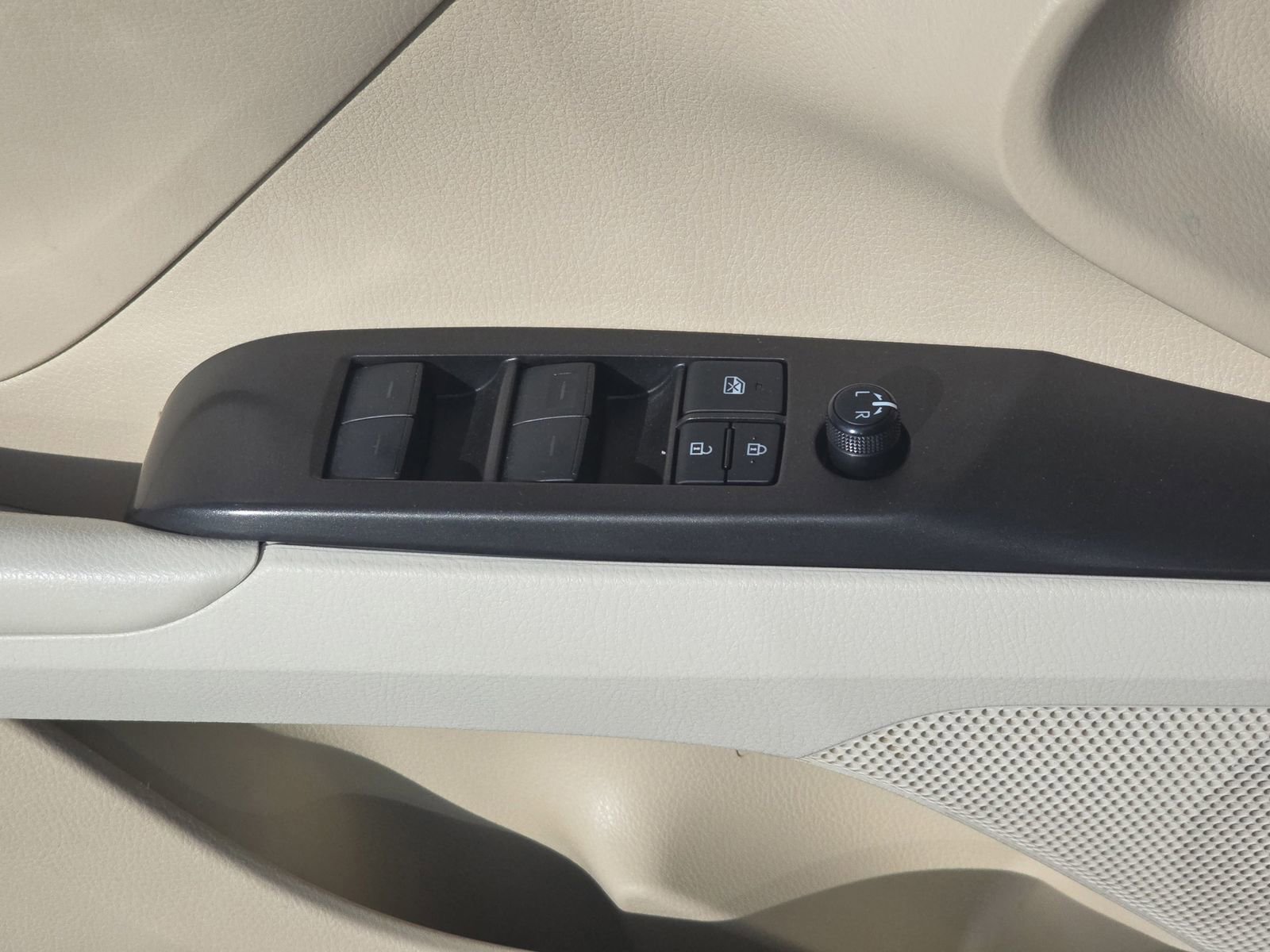 Used 2021 Toyota Camry LE image 32