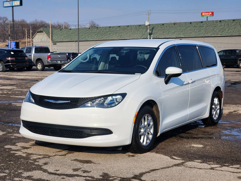 Used 2023 Chrysler Voyager LX image 3