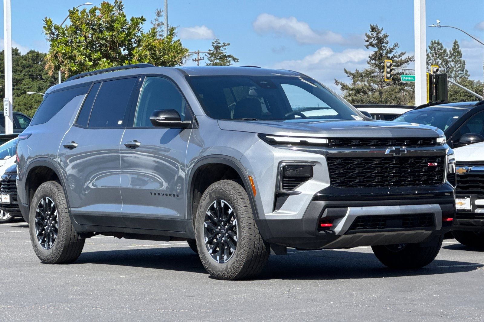Used 2025 Chevrolet Traverse Z71 image 2