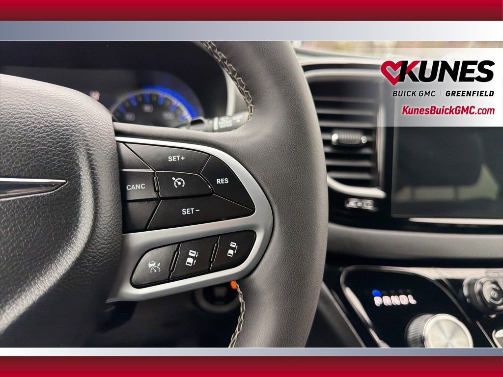 Used 2025 Chrysler Pacifica Select image 23