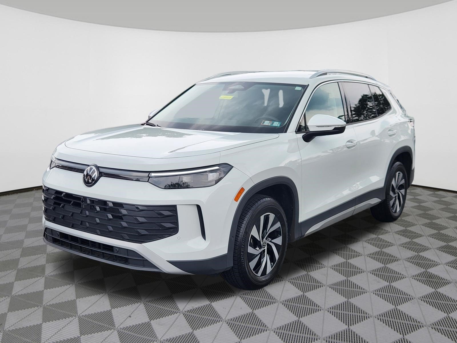Certified 2025 Volkswagen Tiguan S AWD/4WD image 2