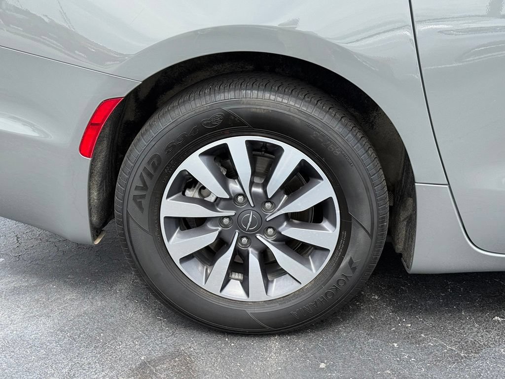 Used 2022 Chrysler Pacifica Touring-L FWD image 10