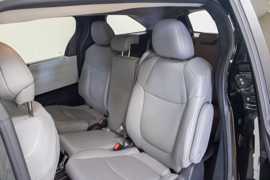 Used 2025 Toyota Sienna XLE image 4