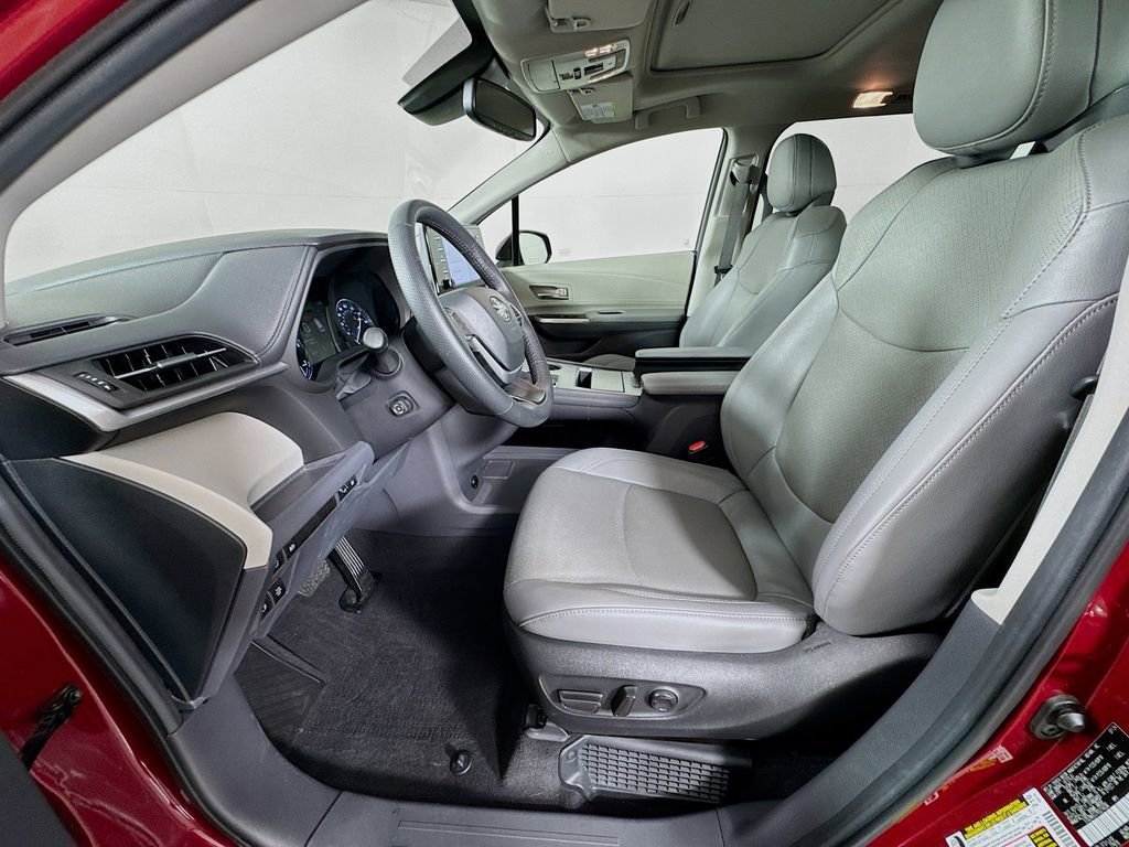 Used 2024 Toyota Sienna Limited image 24