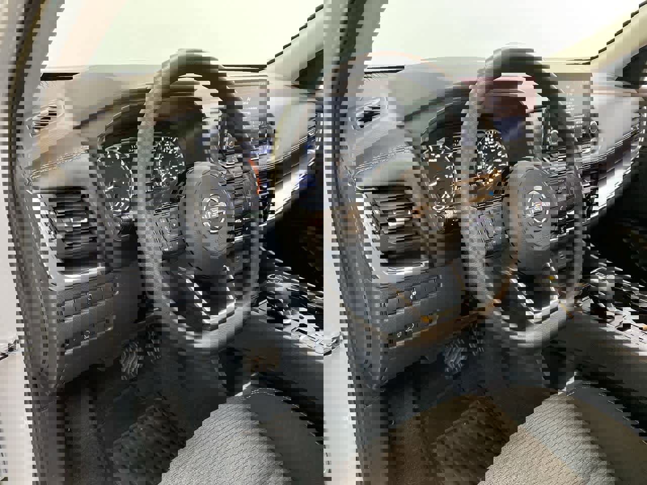 Used 2023 Nissan Rogue SV image 2