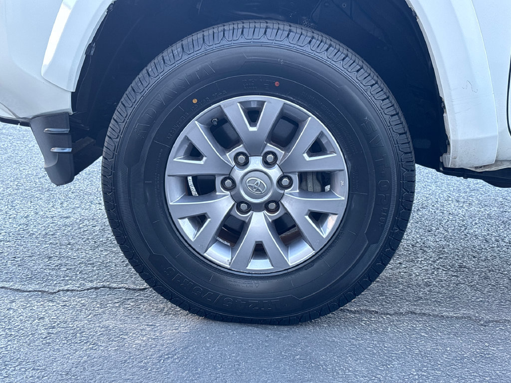 Used 2017 Toyota Tacoma SR5 w/ Tow Package RWD image 7