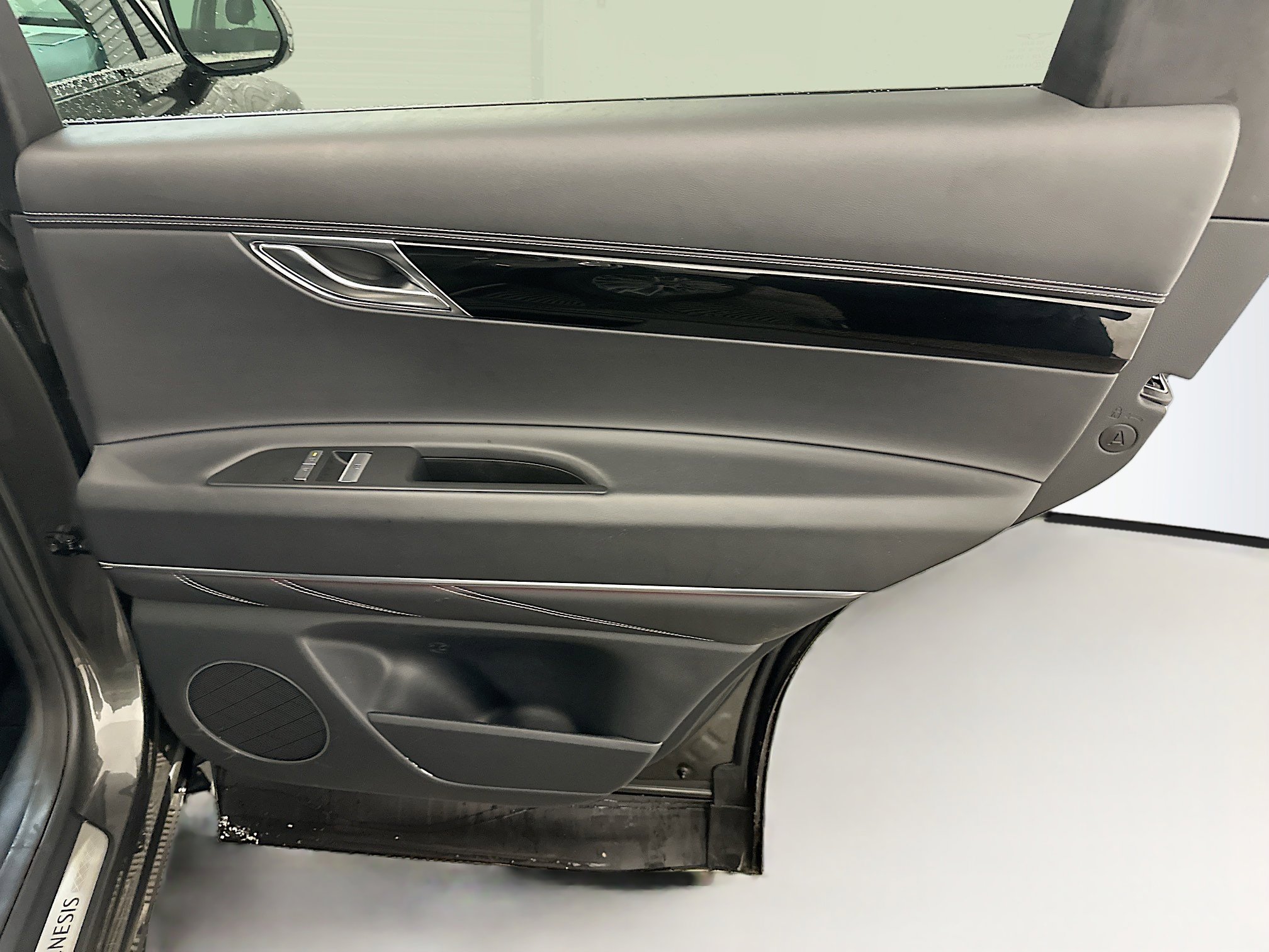Used 2025 Genesis GV80 2.5T Standard AWD/4WD image 32