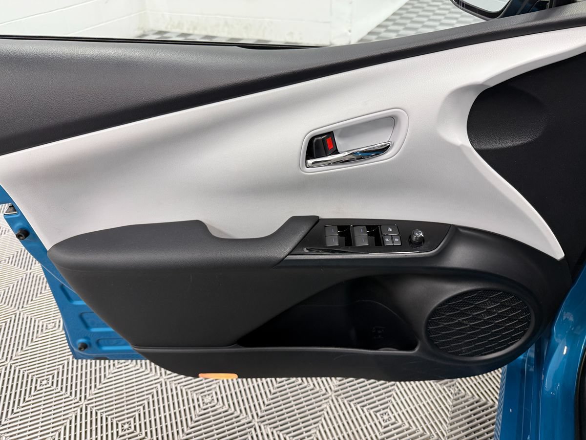 Used 2019 Toyota Prius Prime Advanced w/ Carpet Mat Package FWD image 10