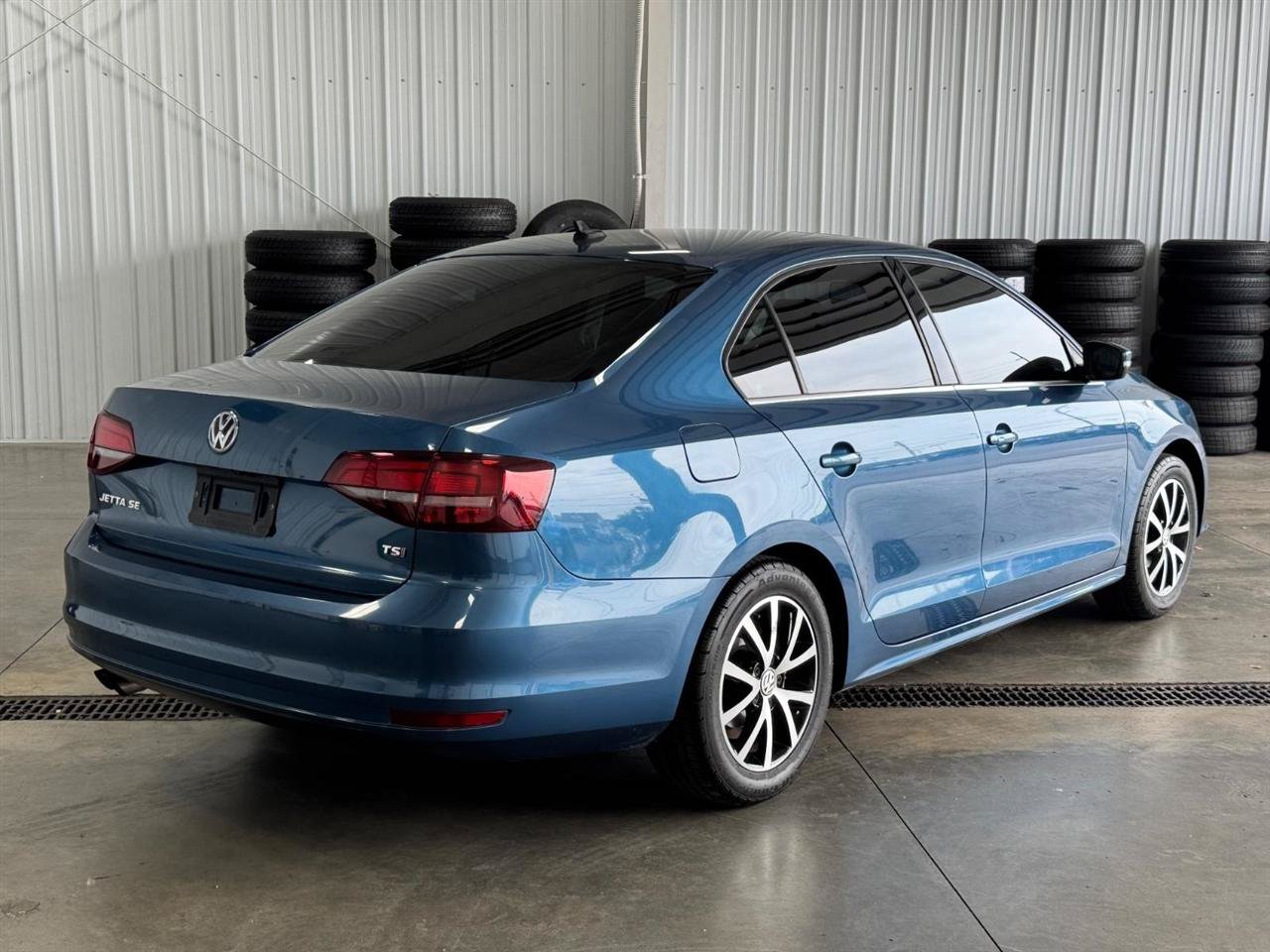 Used 2017 Volkswagen Jetta SE FWD image 3