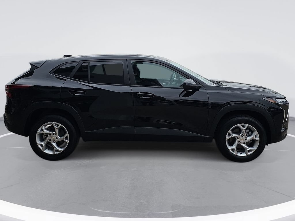 New 2026 Chevrolet Trax LS w/ LS Convenience Package FWD image 2