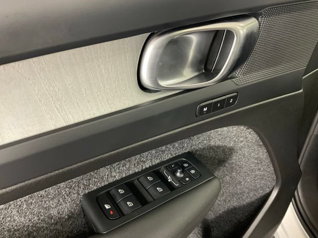 Certified 2025 Volvo XC40 B5 Core AWD/4WD image 22
