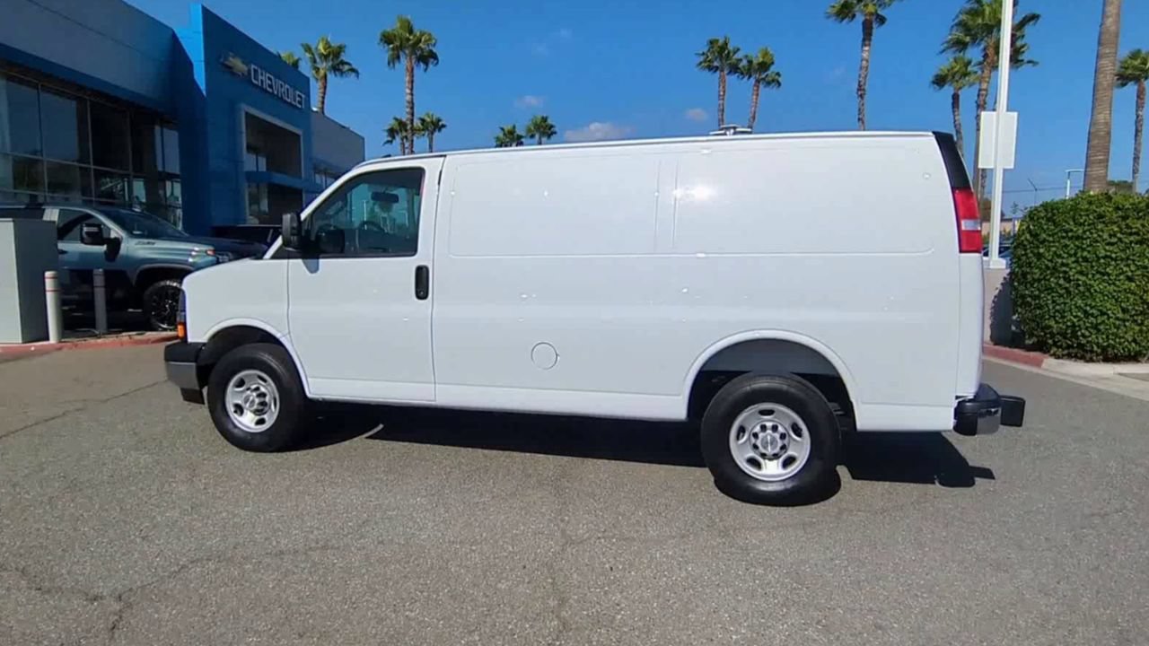 Used 2025 Chevrolet Express 2500 w/ Driver Convenience Package RWD image 5