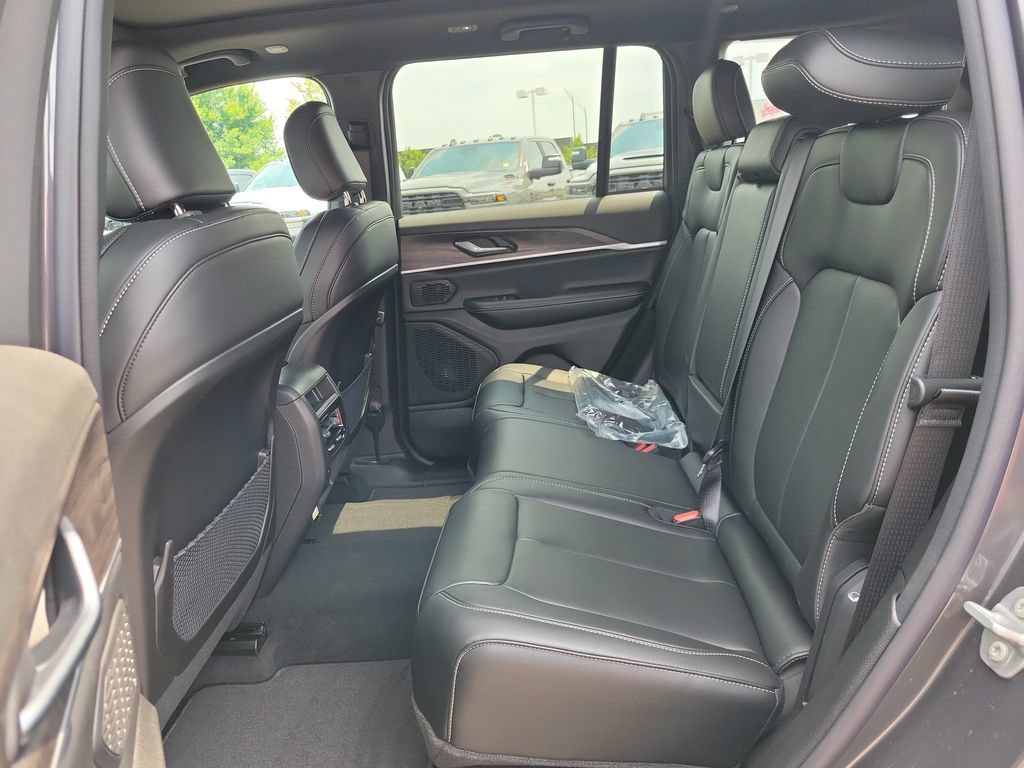 New 2026 Jeep Grand Cherokee Limited w/ Limited Altitude Package AWD/4WD image 9