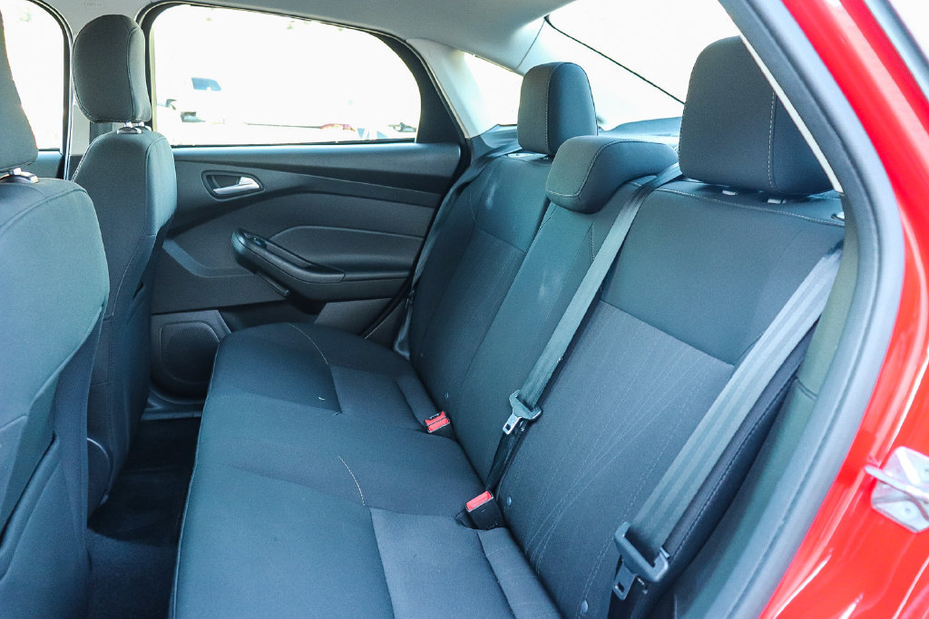 Used 2016 Ford Focus SE w/ SE Sport Package FWD image 18