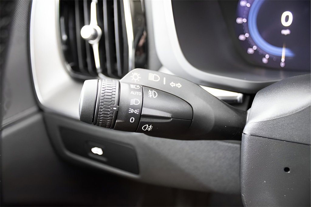 Certified 2025 Volvo XC60 B5 Core w/ Protection Package Premier image 18