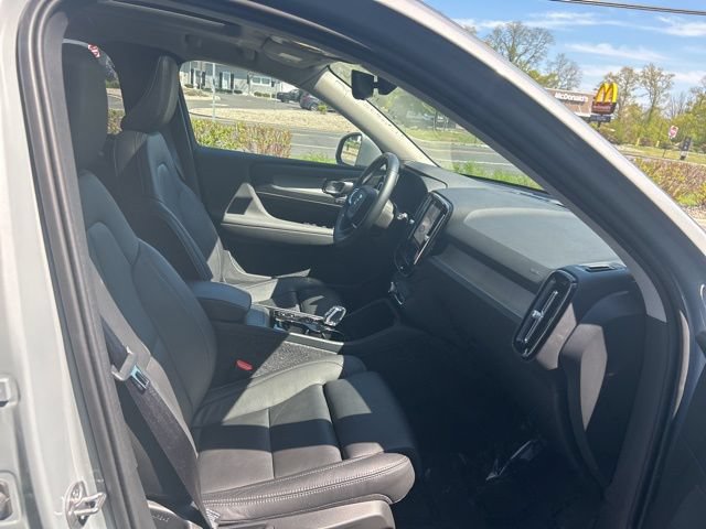 Certified 2025 Volvo XC40 B5 Plus AWD/4WD image 15