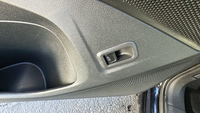 Used 2025 Volkswagen Tiguan SE AWD/4WD image 23