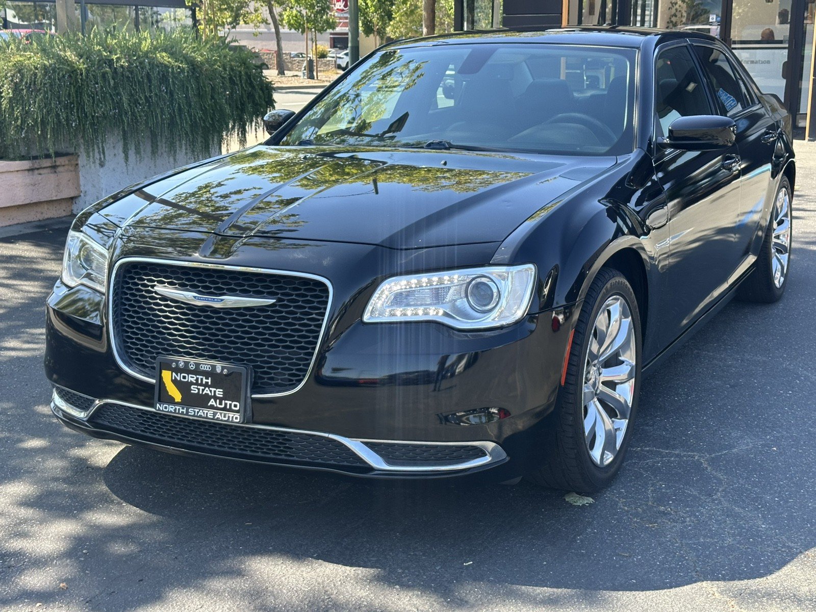 Used 2017 Chrysler 300 Limited RWD image 4
