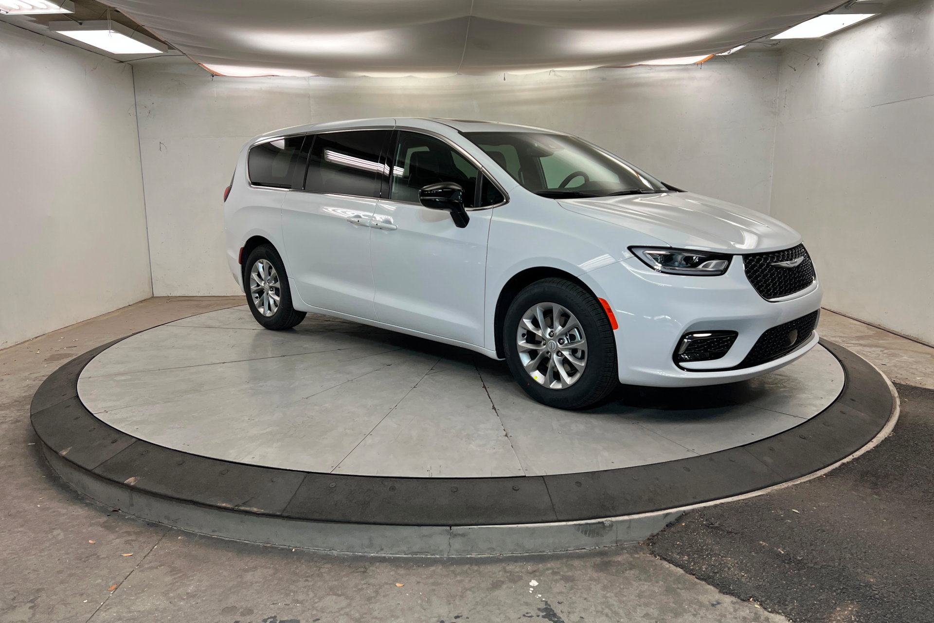 New 2026 Chrysler Pacifica Limited w/ Trailer Tow Group image 7