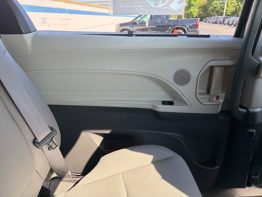 Used 2023 Toyota Sienna XLE FWD image 20
