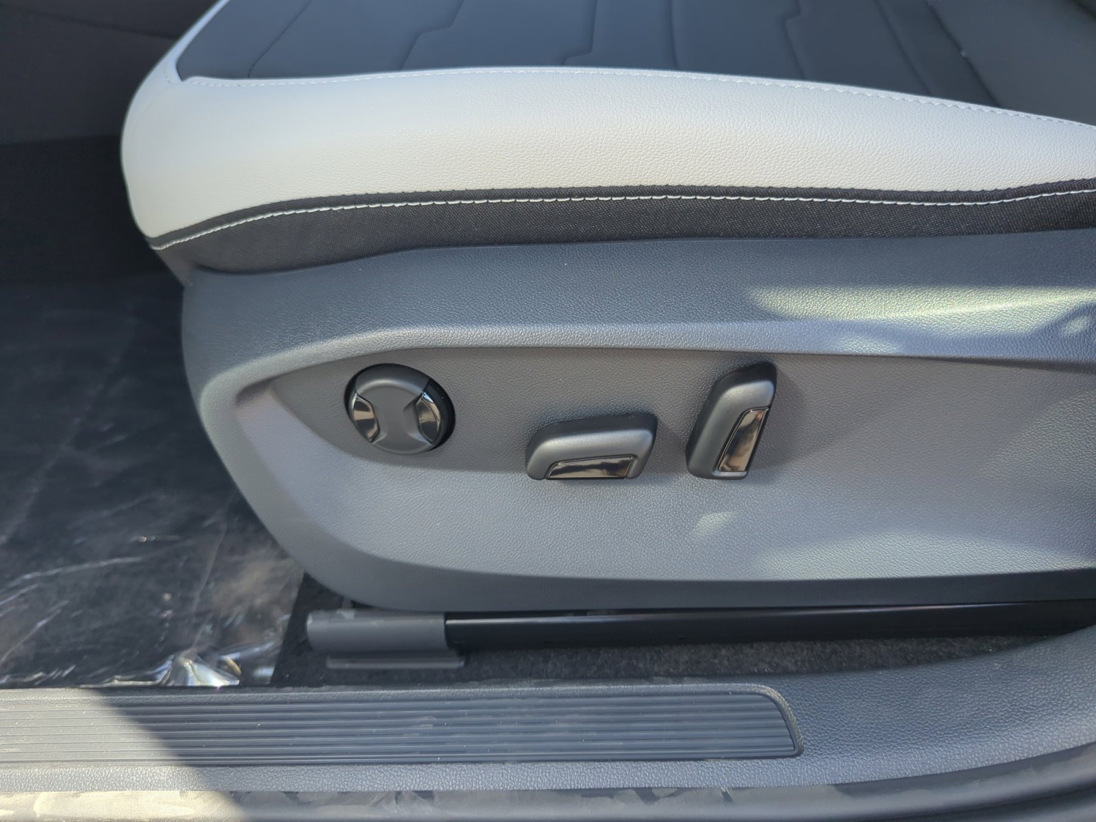 New 2026 Volkswagen Taos SE FWD image 14