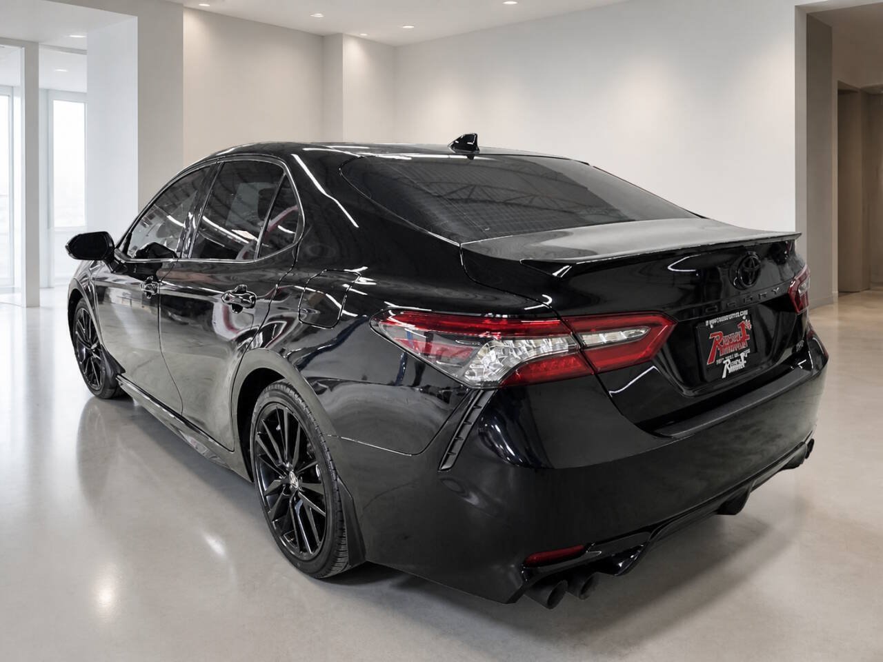Used 2022 Toyota Camry XSE FWD image 3