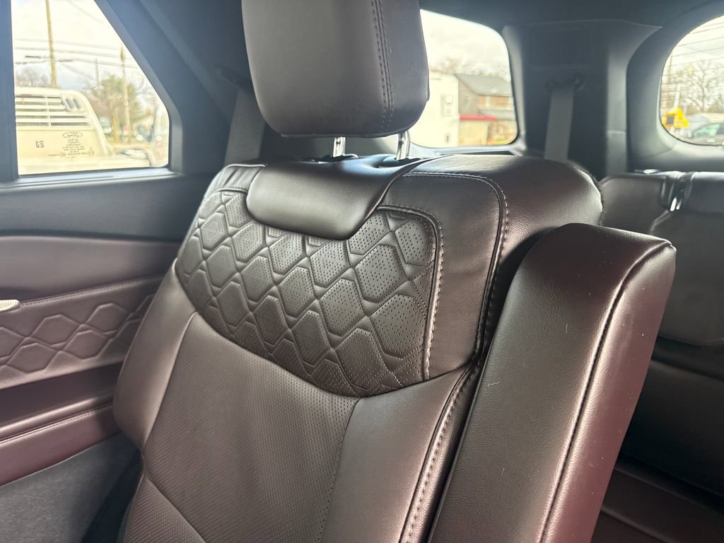 Used 2025 Ford Explorer Platinum w/ Ultimate Package AWD/4WD image 23