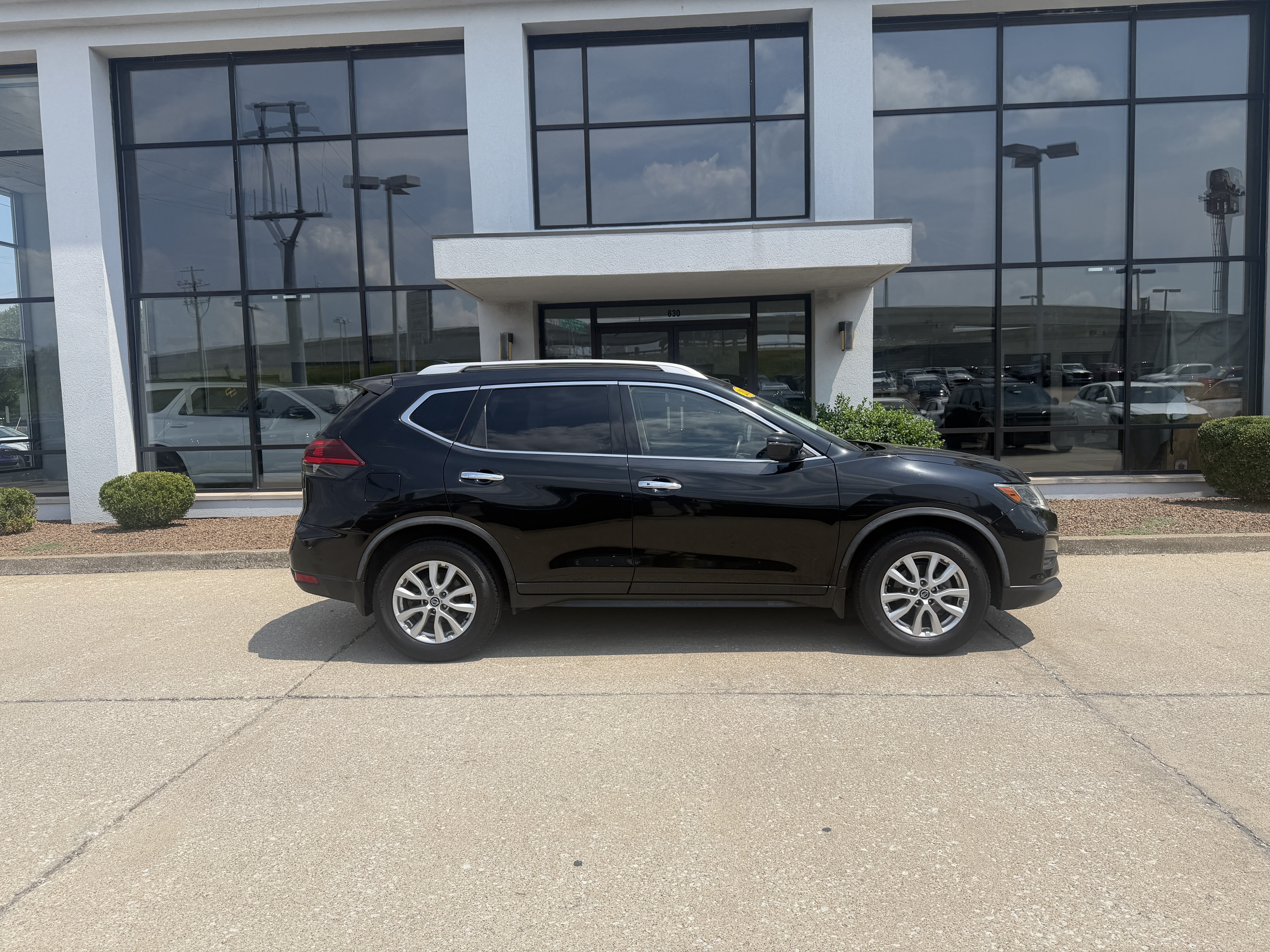 Used 2018 Nissan Rogue SV FWD image 3