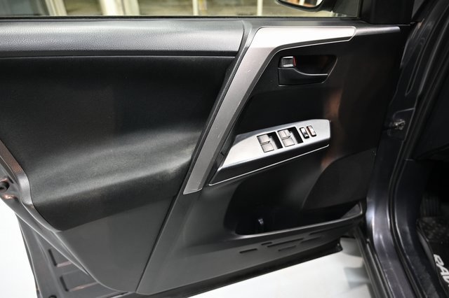 Used 2018 Toyota RAV4 LE image 23