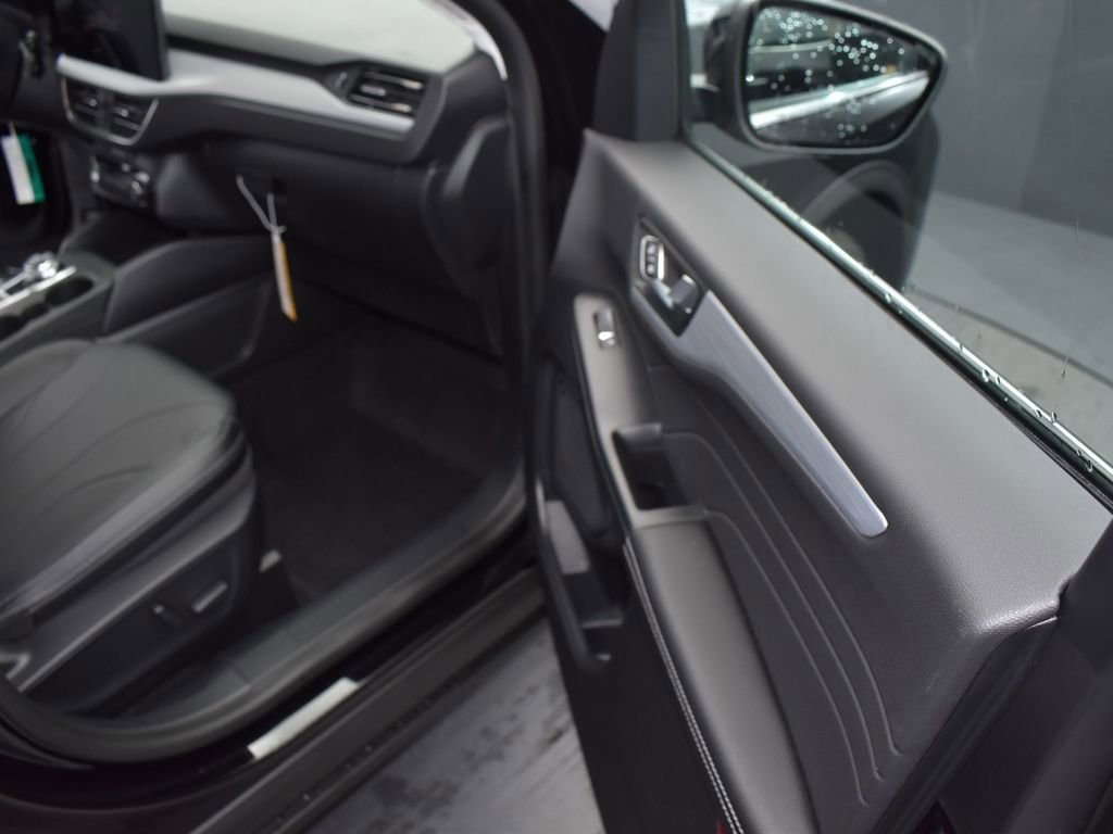 New 2025 Ford Escape SE w/ PHEV Premium Package FWD image 17