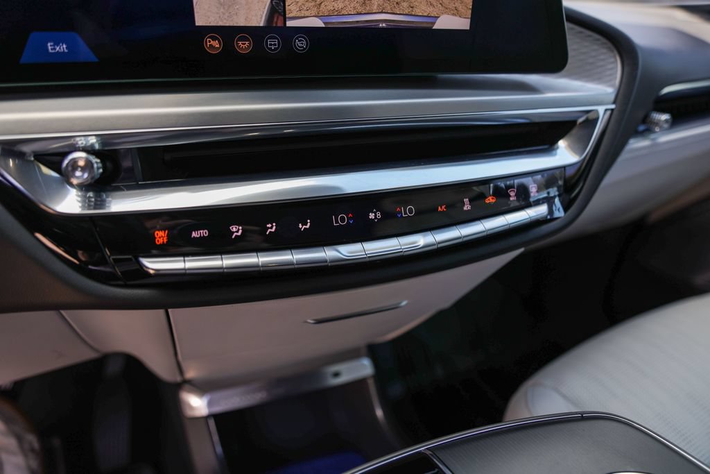 Used 2024 Cadillac Lyriq Luxury AWD/4WD image 16