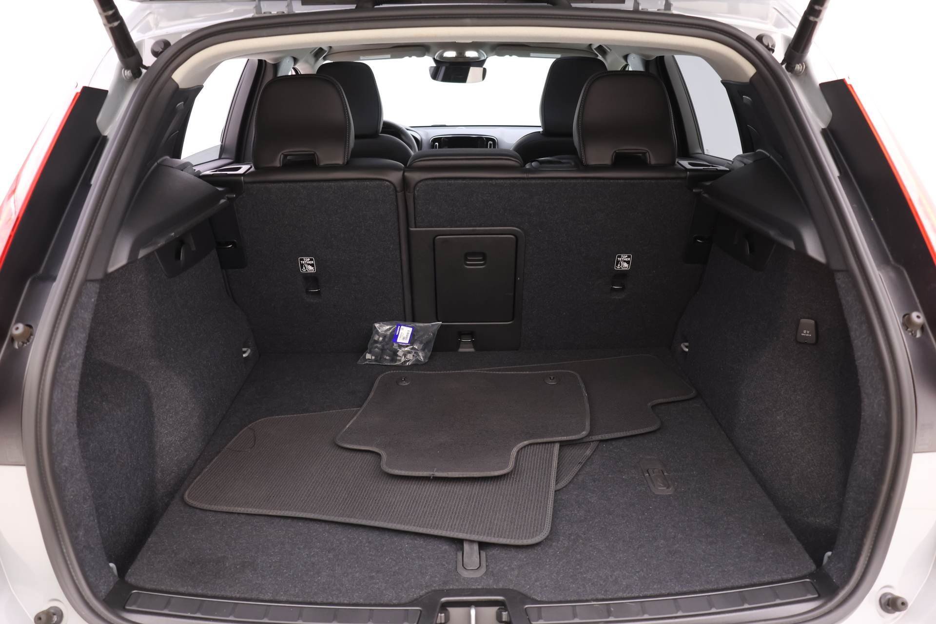 Certified 2024 Volvo XC40 B5 Plus image 18