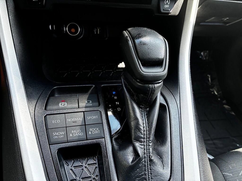 Used 2025 Toyota RAV4 XLE AWD/4WD image 27