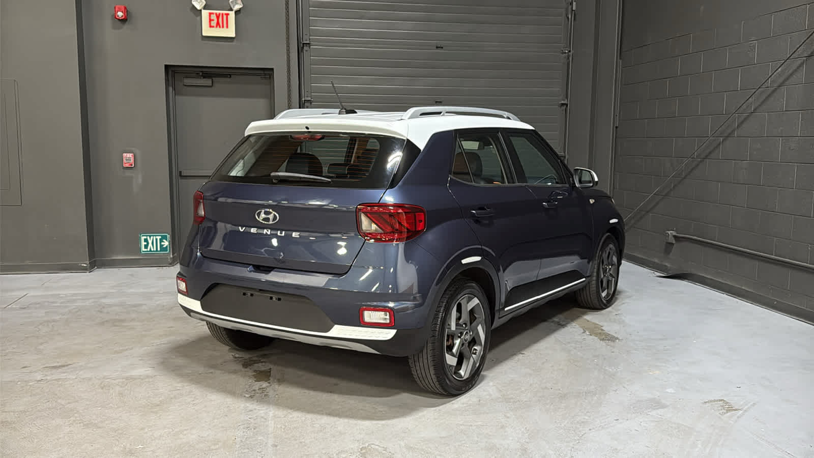 Used 2023 Hyundai Venue Limited w/ Cargo Package FWD image 4