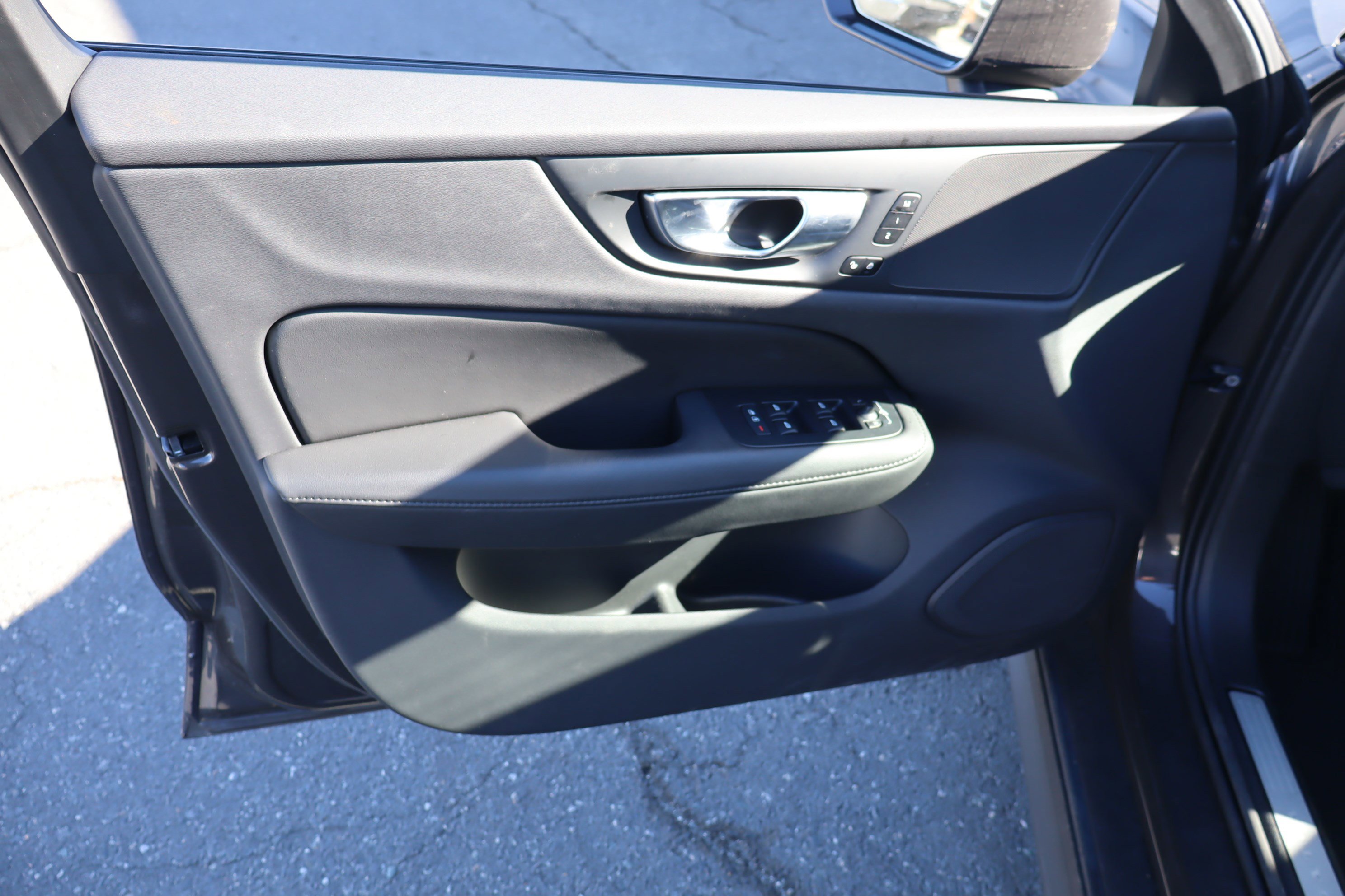 Used 2025 Volvo V60 B5 Cross Country Plus image 15