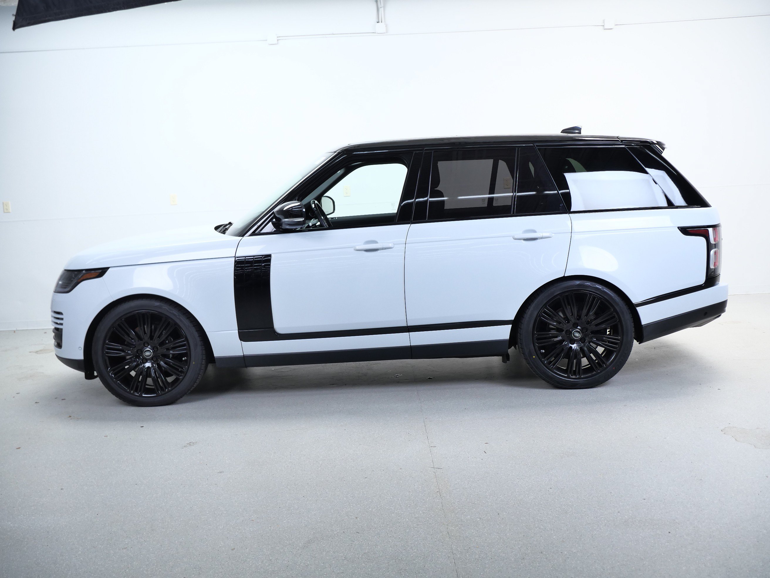 Used 2019 Land Rover Range Rover Supercharged AWD/4WD image 9