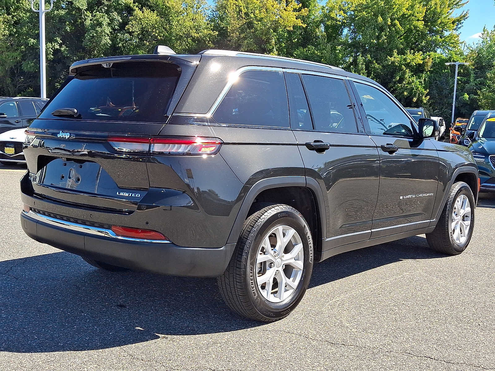 Used 2023 Jeep Grand Cherokee Limited w/ Luxury Tech Group II AWD/4WD image 6