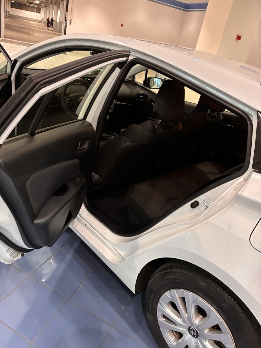 Used 2021 Toyota Prius L Eco w/ Carpet Mat Package (TMS) image 6