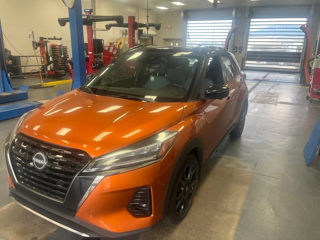 Used 2022 Nissan Kicks SR w/ Premium Package FWD image 2