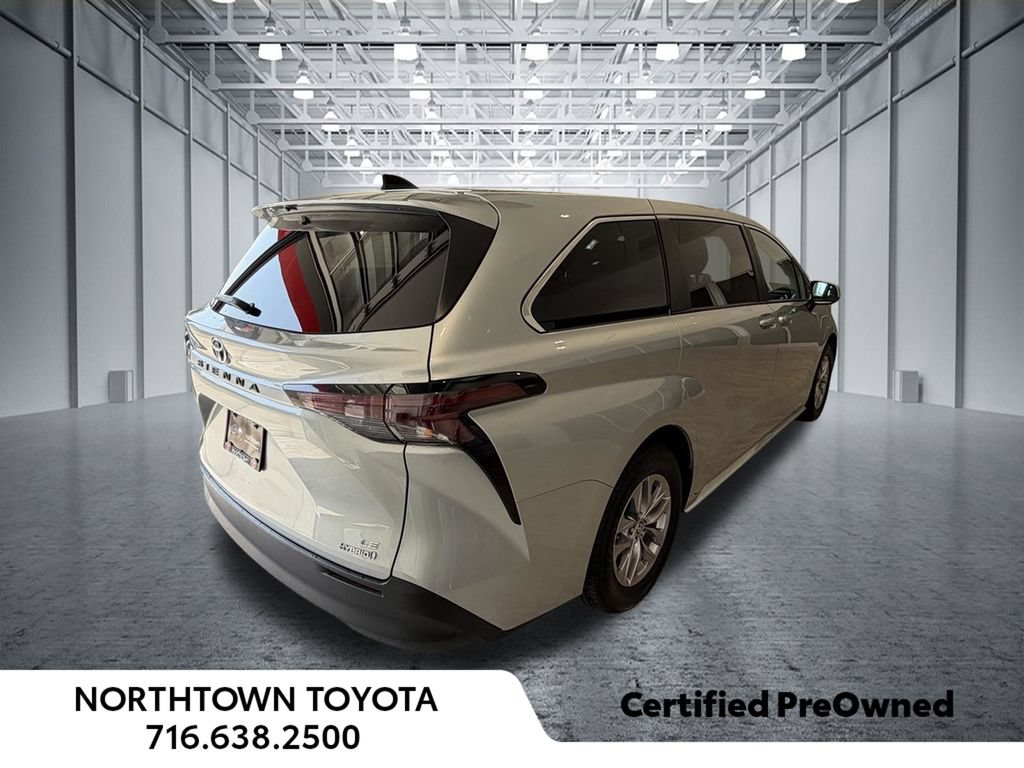 Used 2024 Toyota Sienna LE AWD/4WD image 4